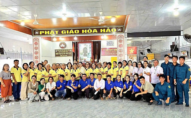 An Giang: Ban Từ thiện xã hội báo Giác Ngộ khám bệnh, cấp thuốc miễn phí và tặng quà cho bà con nghèo tại Ban Trị Sự Phật giáo Hòa Hảo (xã Hòa Lạc)